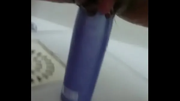 Filmy HD Stuffing the shampoo into the pussy and the growing clitoris o mocy