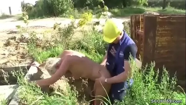 Ταινίες HD fucks the construction worker when the old man is at work power