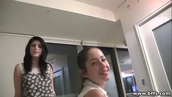 高清Adorable teen girls pajama party and one of the girls with glasses gets her pussy pounded by her friend wearing strapon dildo电影功率