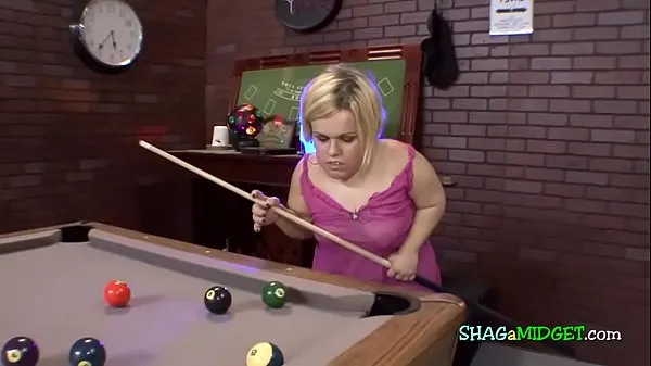 HD Midget turned on while playing pool krachtige films