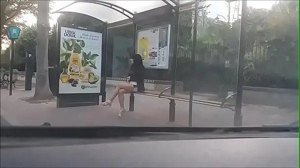 Films puissants bitch at a bus stop en HD