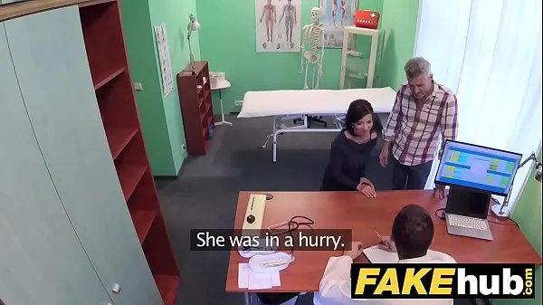 एचडी Fake Hospital Czech doctor cums over horny cheating wifes tight pussy पावर मूवीज़