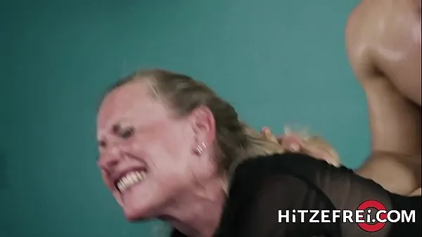Phim HD HITZEFREI Blonde German MILF fucks a y. guy mạnh mẽ