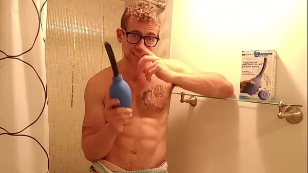 HD Anal Douching using Gay Anal Cleaning Spray výkonné filmy