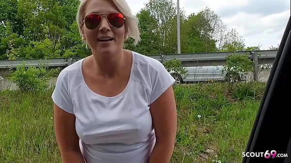 HD German Big tits MILF Hitchhiker give Blowjob by Drive in Car for Thanks kraftfulle filmer