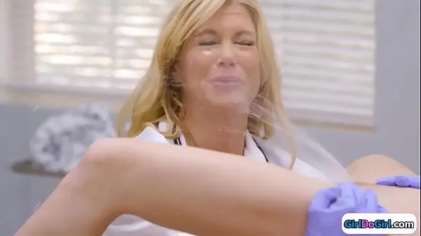 HD Unaware doctor gets squirted in her face výkonné filmy