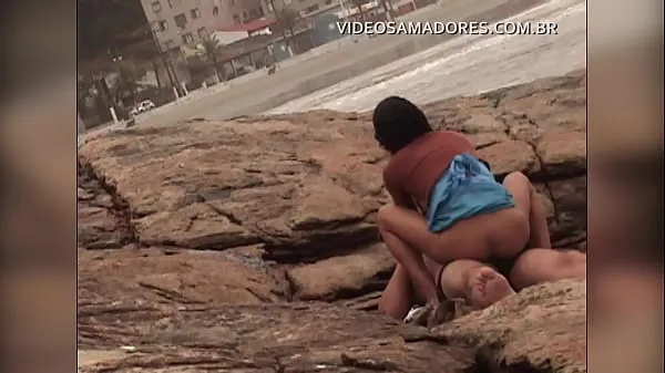 Filmes potentes Busted video shows man fucking mulatto girl on urbanized beach of Brazil em HD