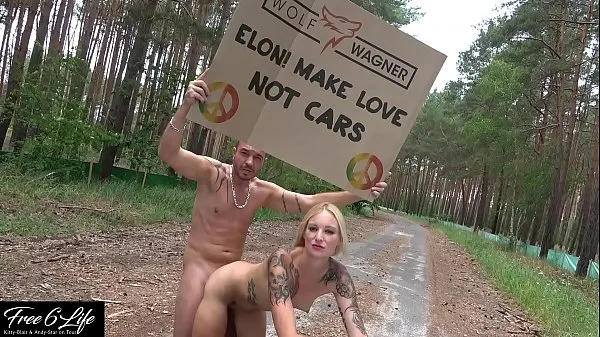 एचडी Nude protest in front of Tesla Gigafactory Berlin Pornshooting against Elon Musk पावर मूवीज़