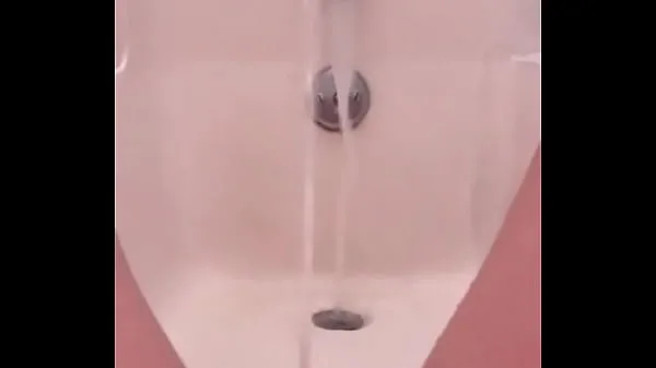 HD 18 yo pissing fountain in the bath výkonné filmy