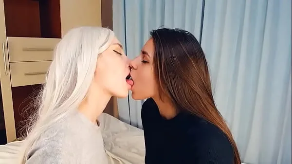 HD TWO BEAUTIFULS GIRLS FRENCH KISS WITH LOVE ภาพยนตร์ที่ทรงพลัง