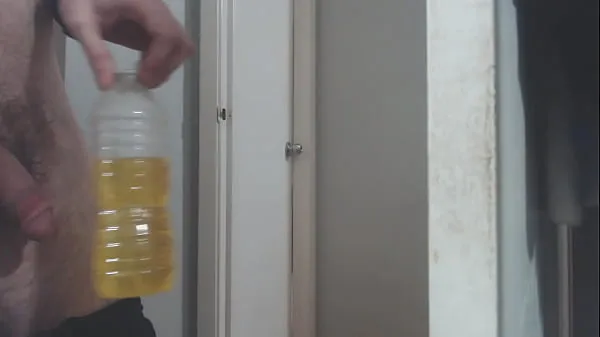 HD 18yo Amateur str8 dude Peeing in Bottle with Roommates Home memperkuat Film