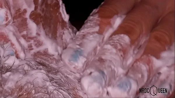 HD ASMR Milf shows How to Massage and Lick a Dick with a Cream teljesítményű filmek