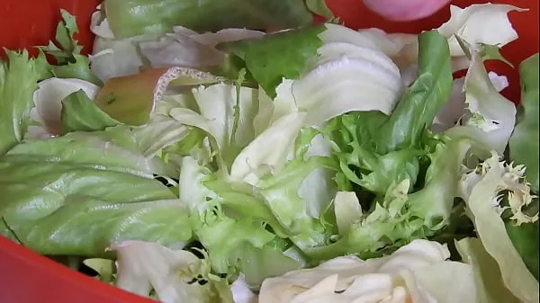 Filmes potentes Preparing a yummy piss salad em HD