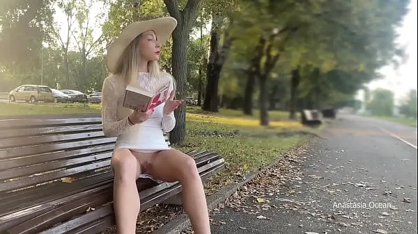 HD My wife is flashing her pussy to people in park. No panties in public výkonné filmy