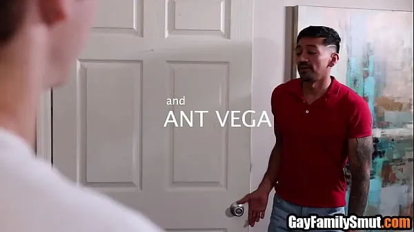 HD Gay step son massages then fucks step daddy - Ant Vega & Sage Roux ภาพยนตร์ที่ทรงพลัง