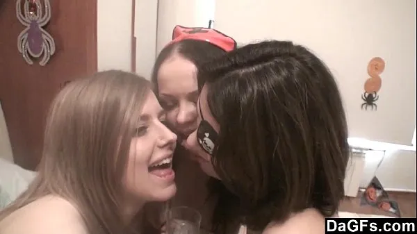 أفلام عالية الدقة Dagfs - Three Costumed Lesbians Have Fun During Halloween Party قوية